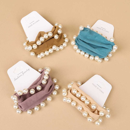 Резинка для волос с бусинами