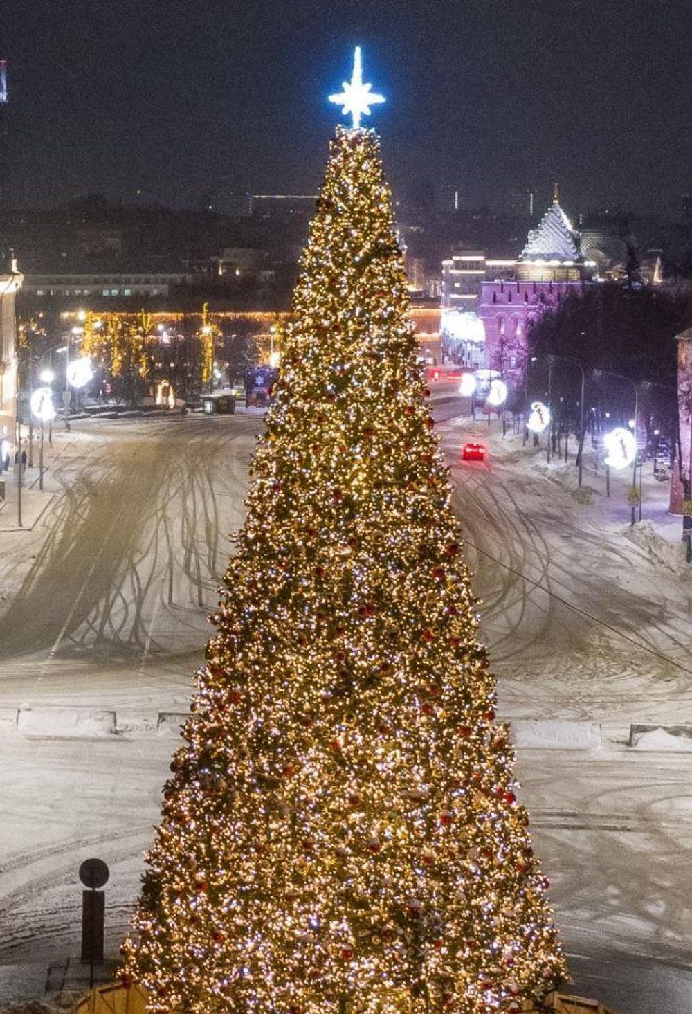 Светодинамическая елка ствольная: с встроенной гирляндой - "Альпийская" 15 м