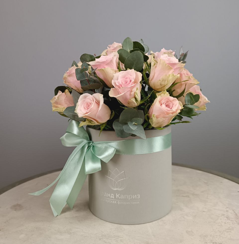Композиция из роз "Пинк Атена" с эвкалиптом (25 шт)
