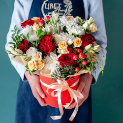 Сборный букет с хризантемами и розами в шляпной коробке