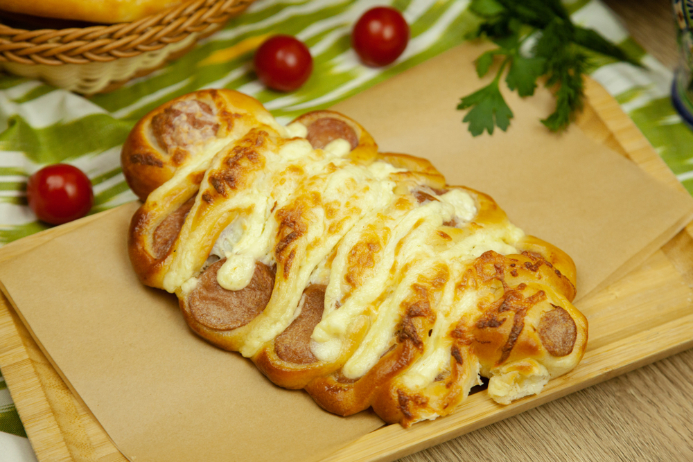 Выпечка "Ёлка" с сосиской и сыром