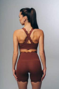 Костюм с базовым топом и велосипедками с волнообразными краями