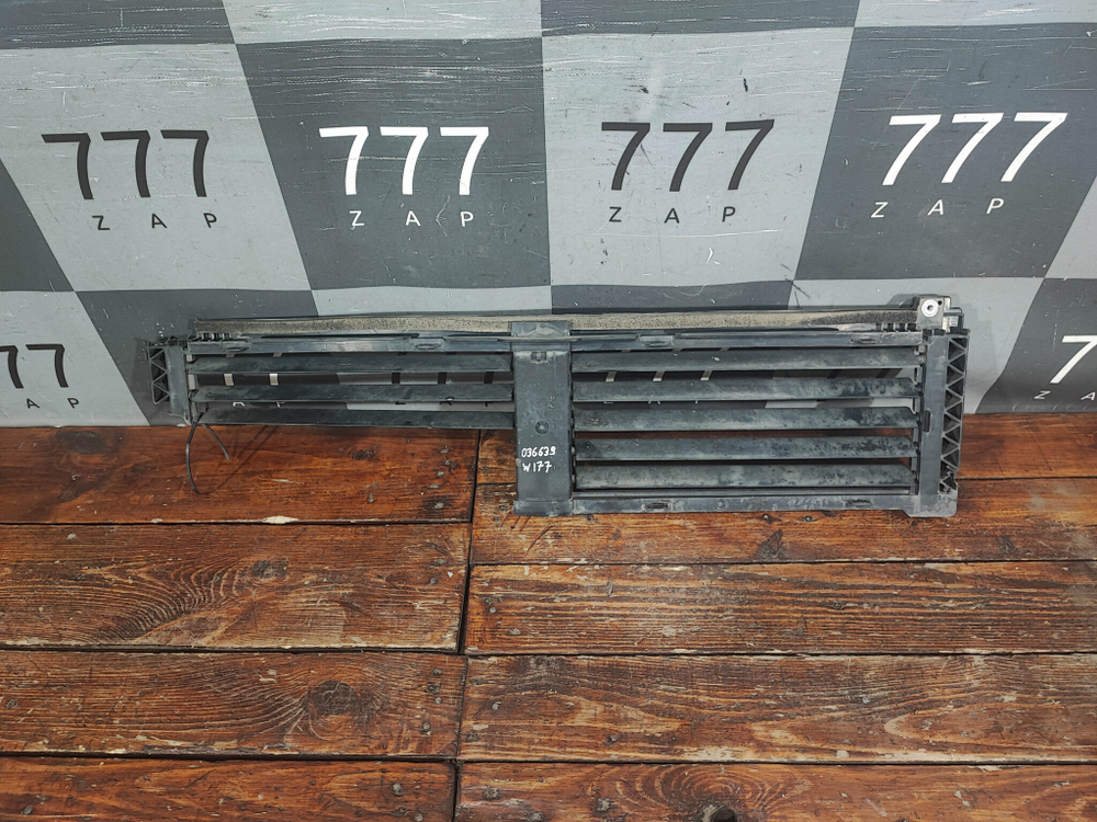 Воздуховод радиатора Жалюзи Mercedes A (W177) 18-нв Б/У Оригинал A1775008000