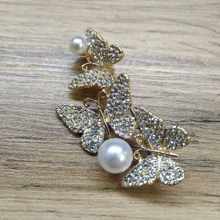 Брошь-кулон Три бабочки с жемчужинами цвет белый металл золотистый