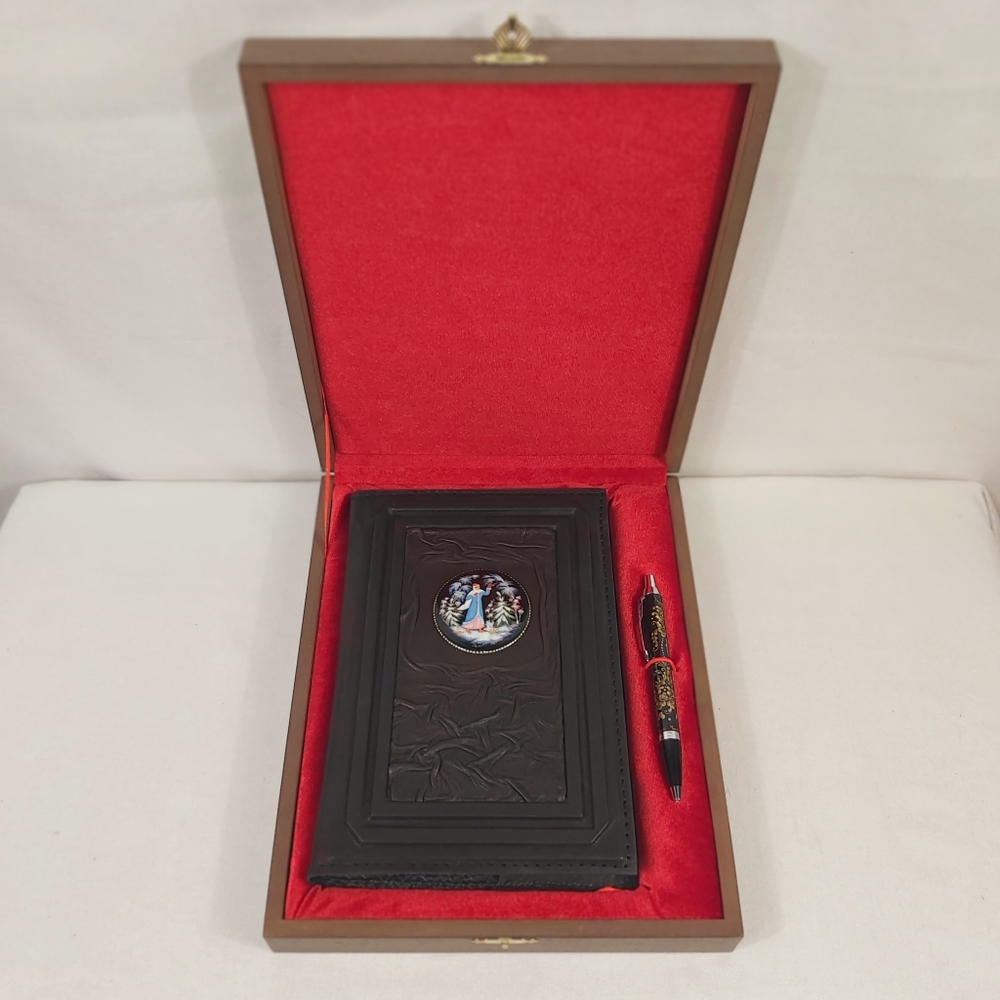 Ежедневник А5 "Снегурочка" (обложка из натуральной кожи) и ручкой с росписью Палех в футляре