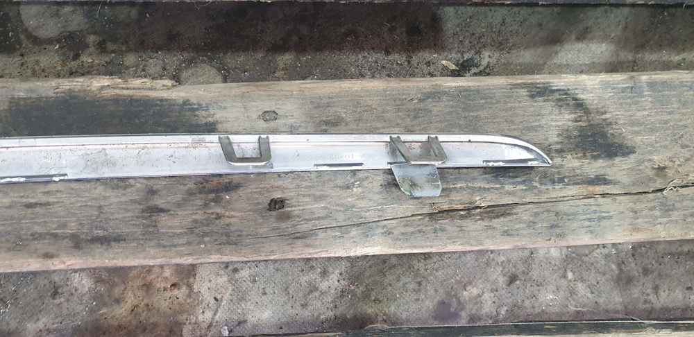 Молдинг решетки радиатора Mercedes C-Class W205 14-18 Б/У Оригинал A2058880173