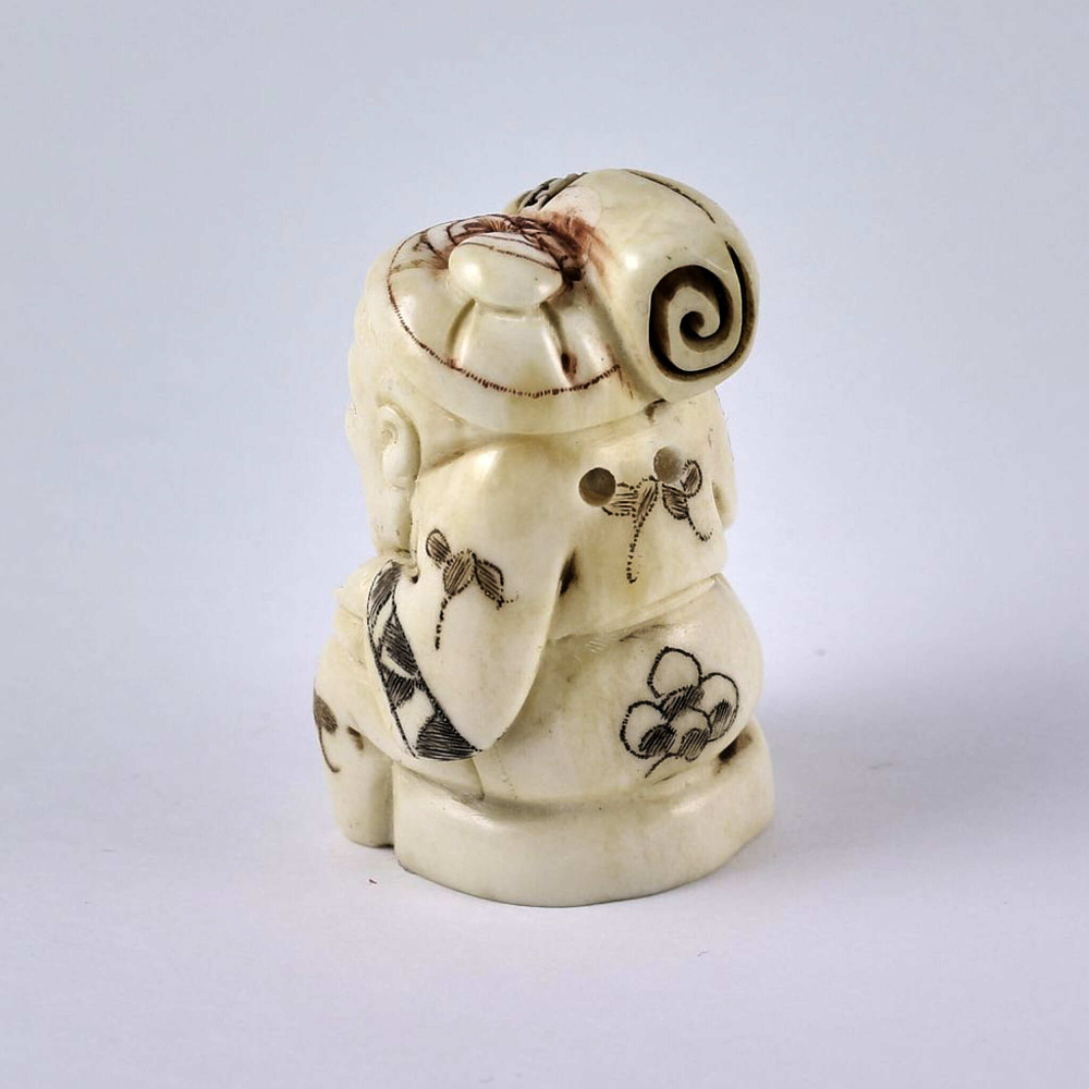 Нэцкэ Дзюродзин в круглой шапке и с ковром на плече