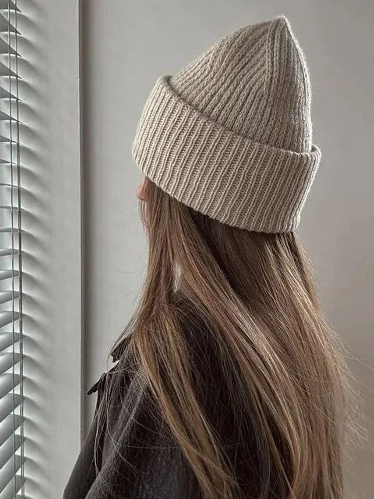 Описание по вязанию шапки спицами "Moreca"