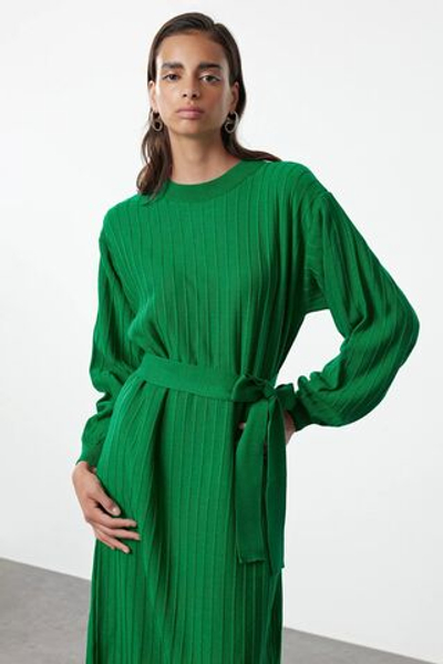 Зеленое трикотажное платье с поясом TCTAW25EB00055