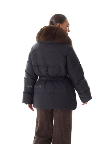 Черный удлиненный пуховик с поясом и меховым воротником