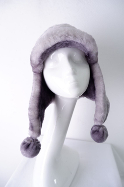 Шапка с кожаными вставками