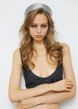 Кокошник из шерсти серебристого цвета