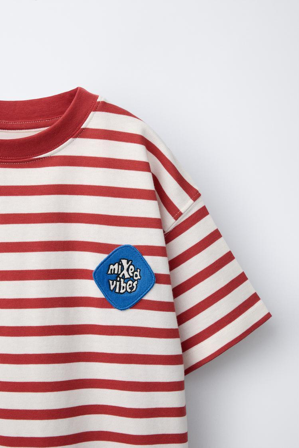 ZARA ФУТБОЛКА В ПОЛОСКУ С НАШИВКОЙ, КРАСНЫЙ/БЕЛЫЙ