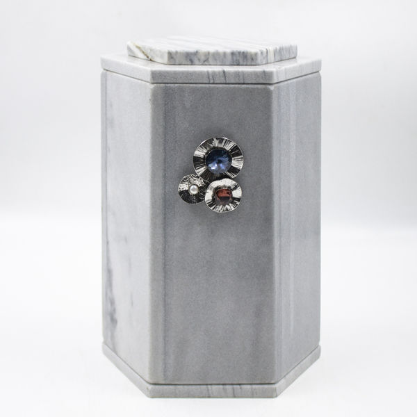 Урна для праха мрамор шестигранник с декором