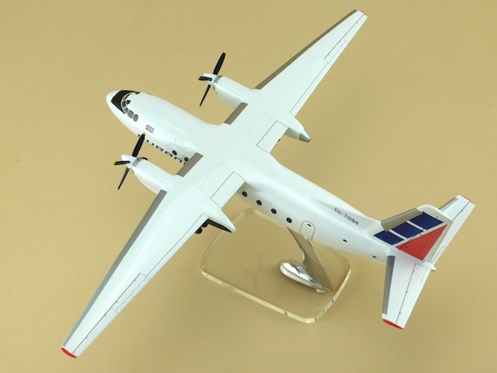 Модель самолета Ан-24 (М1:72, CUBANA) с шасси