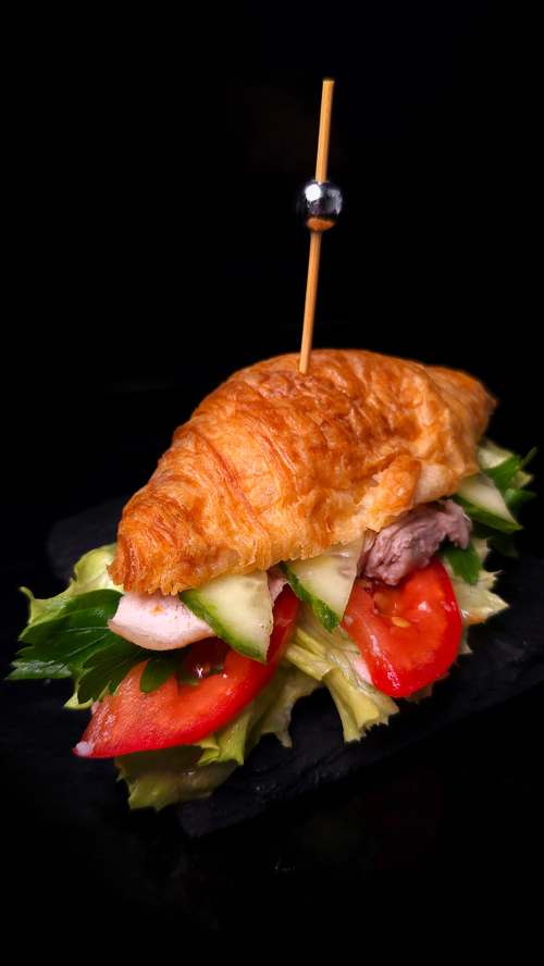 Сливочный круассан с курицей и овощами