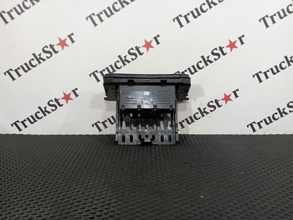 Крепление магнитолы