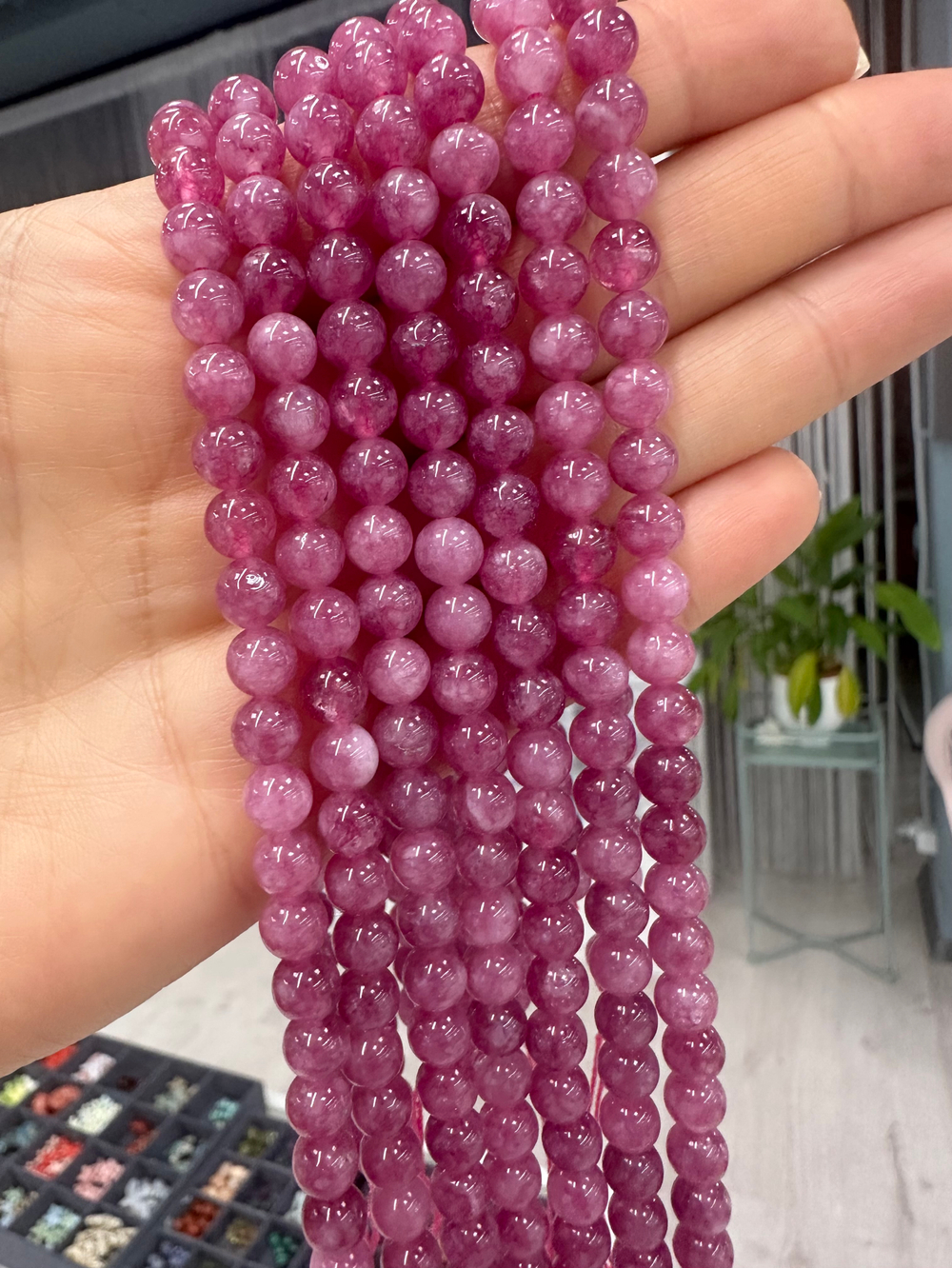 Нить бусин из тонированного кварца 6,4мм, гладкие