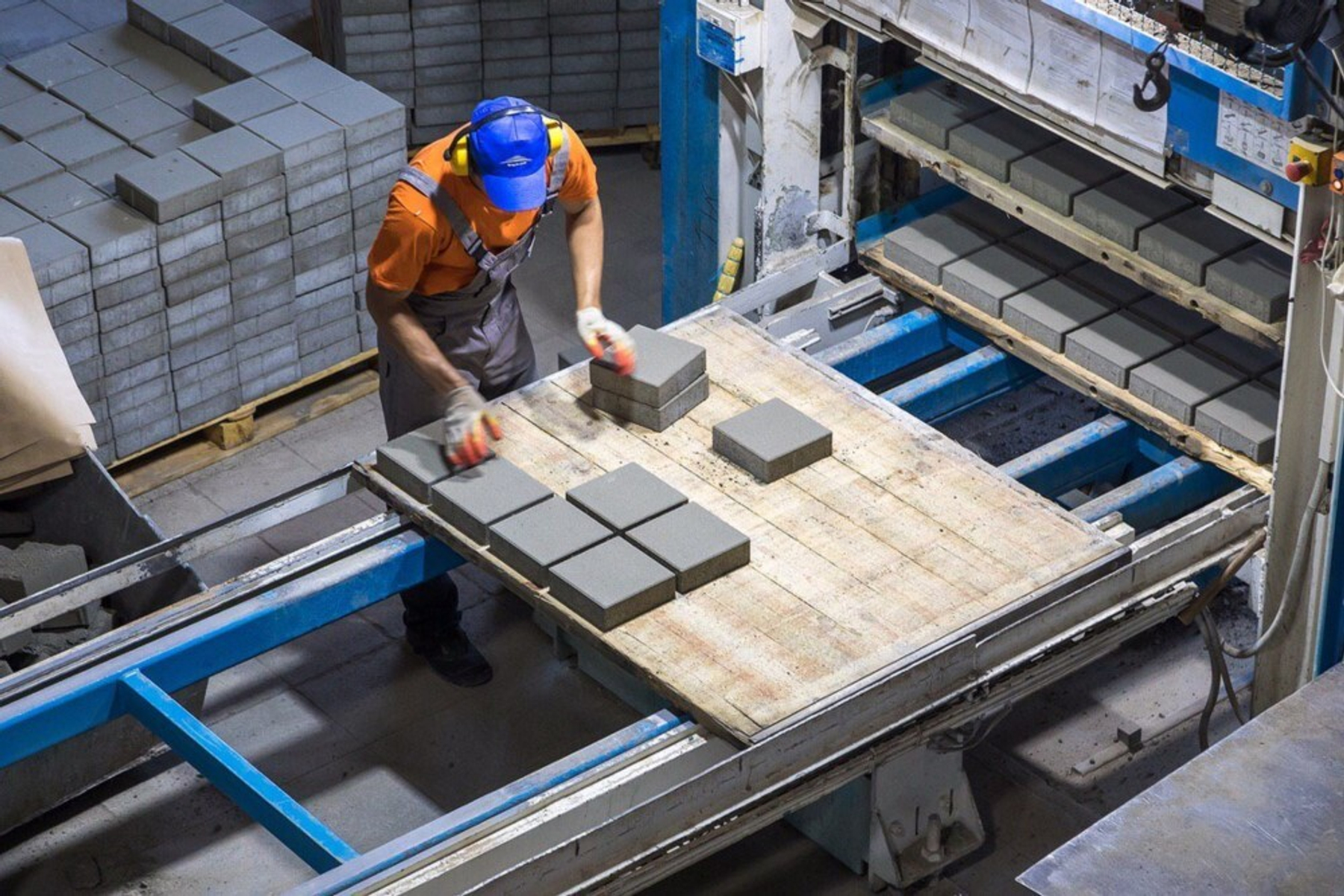 Тротуарная плитка сделанная своими руками и заводская плитка - в чём разница?