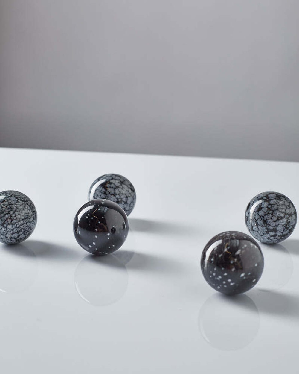 Шар из снежного обсидиана