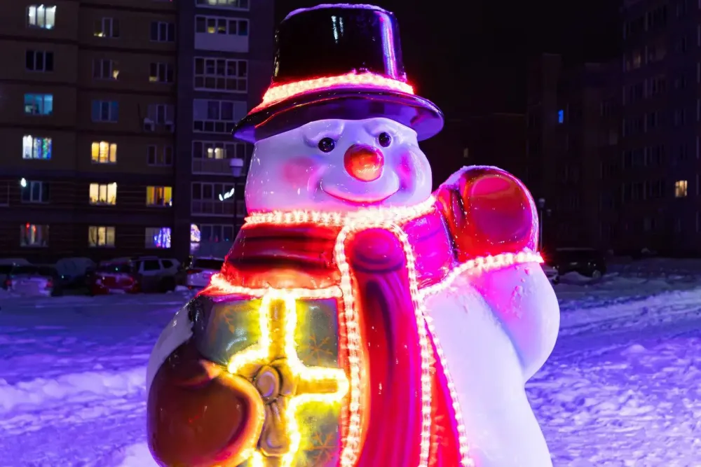 Уличная фигура "Снеговик с подарком"