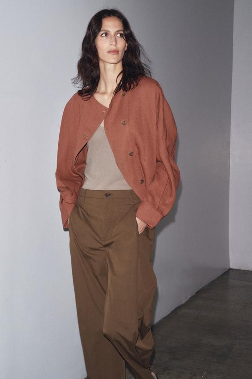 ZARA БРЮКИ С ЗАЩИПАМИ И ШЛЕВКАМИ — ZW COLLECTION, КОРИЧНЕВЫЙ