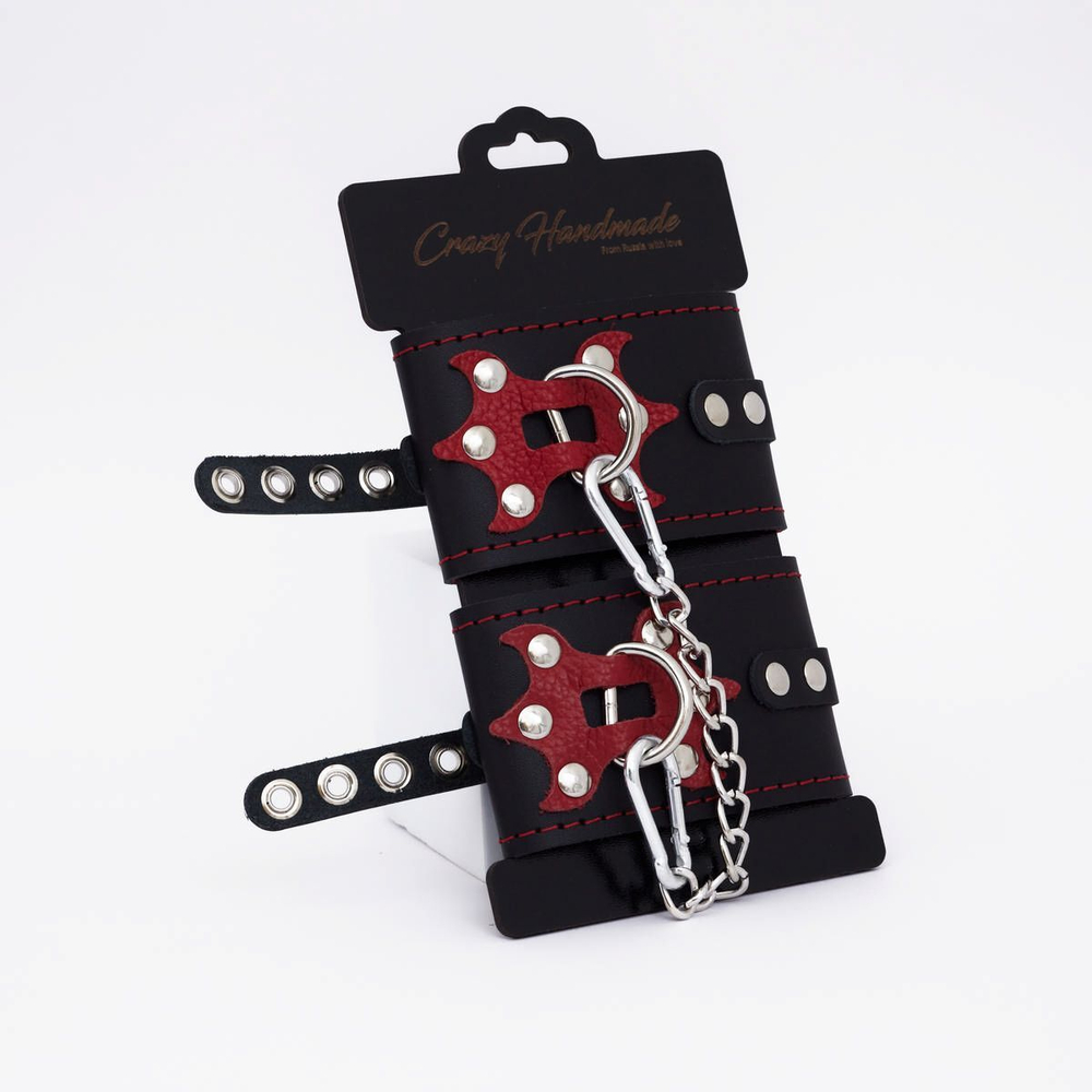 Черные кожаные оковы с красным декором и строчкой