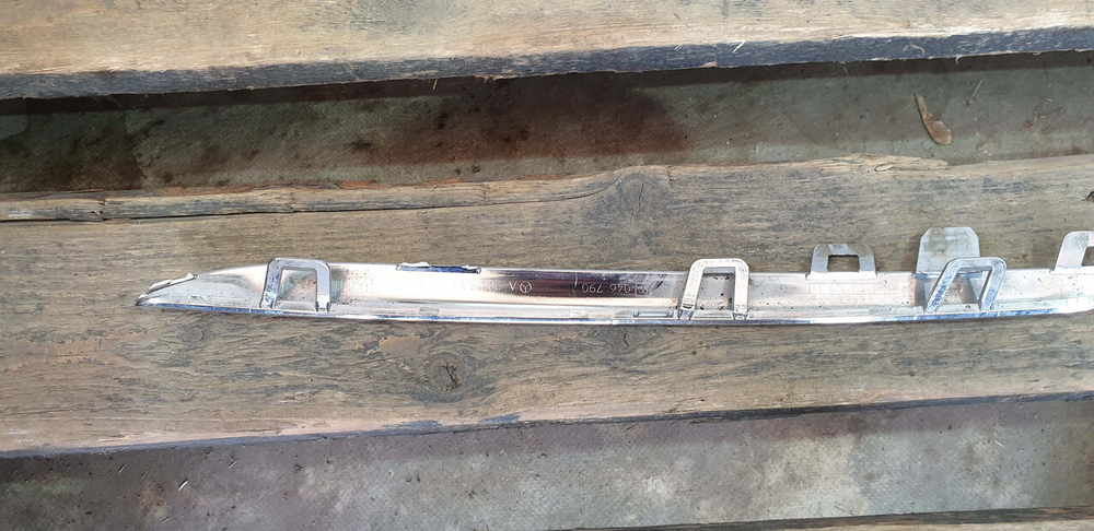 Молдинг решетки радиатора Mercedes C (W205) 14-18 Б/У Оригинал A2058880373