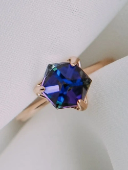 Кольцо Миражи тонкое с фиолетовым кристаллом Swarovski