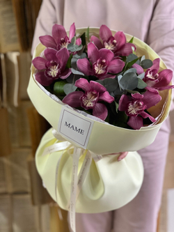 Орхидея Цимбидиум и эвкалипт в нежном воздушном оформлении