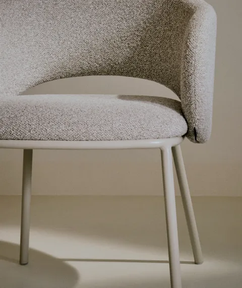 Стул Maina из плотной бежевой шенилловой ткани и стальными ножками бежевого цвета