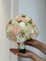 Свадебный букет из одноголовых роз, пионов, диантусов и лизиантуса
