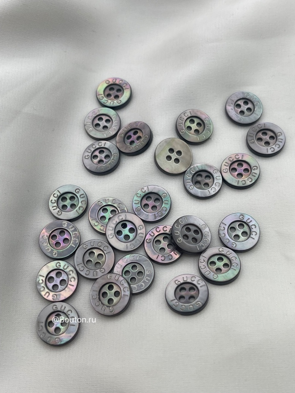 Пуговицы Гучч. перламутровые на прокол
