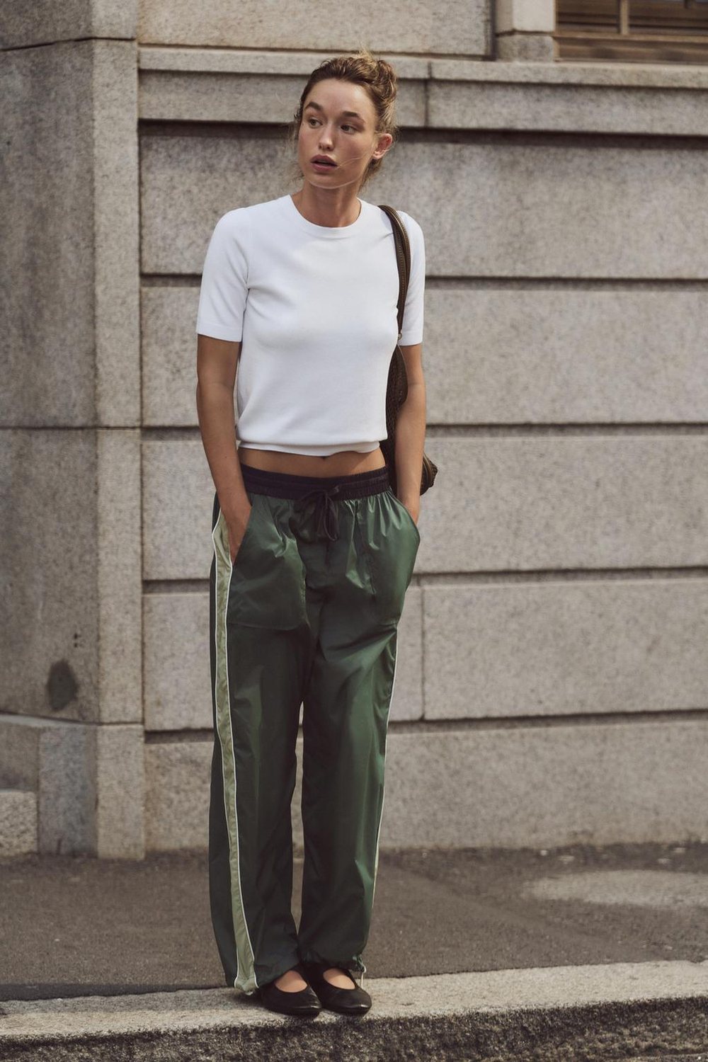 ZARA БАЗОВЫЙ ОДНОТОННЫЙ ТРИКОТАЖНЫЙ ТОП С КОРОТКИМИ РУКАВАМИ, БЕЛЫЙ