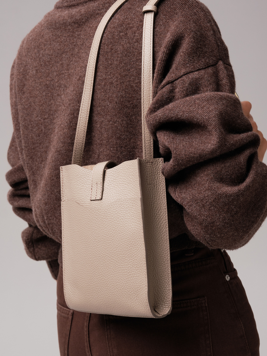 Женская кожаная сумка кросс-боди DBR 30919 бежевый латте