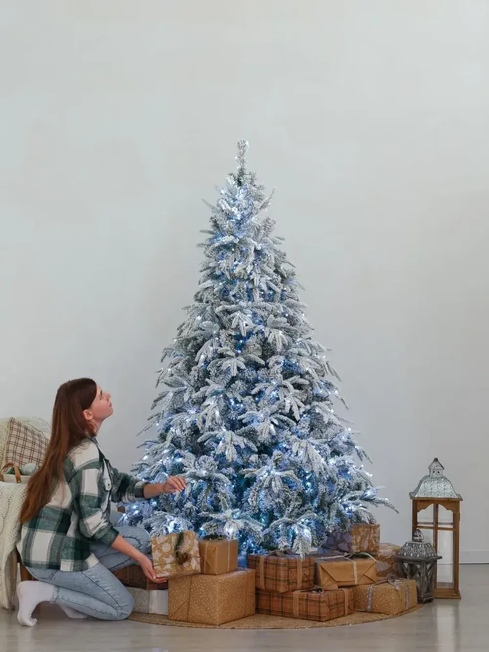 Заснеженная елка с гирляндой «Форесто» холодный свет (Литая+пвх) от 1.2 до 2.4 м