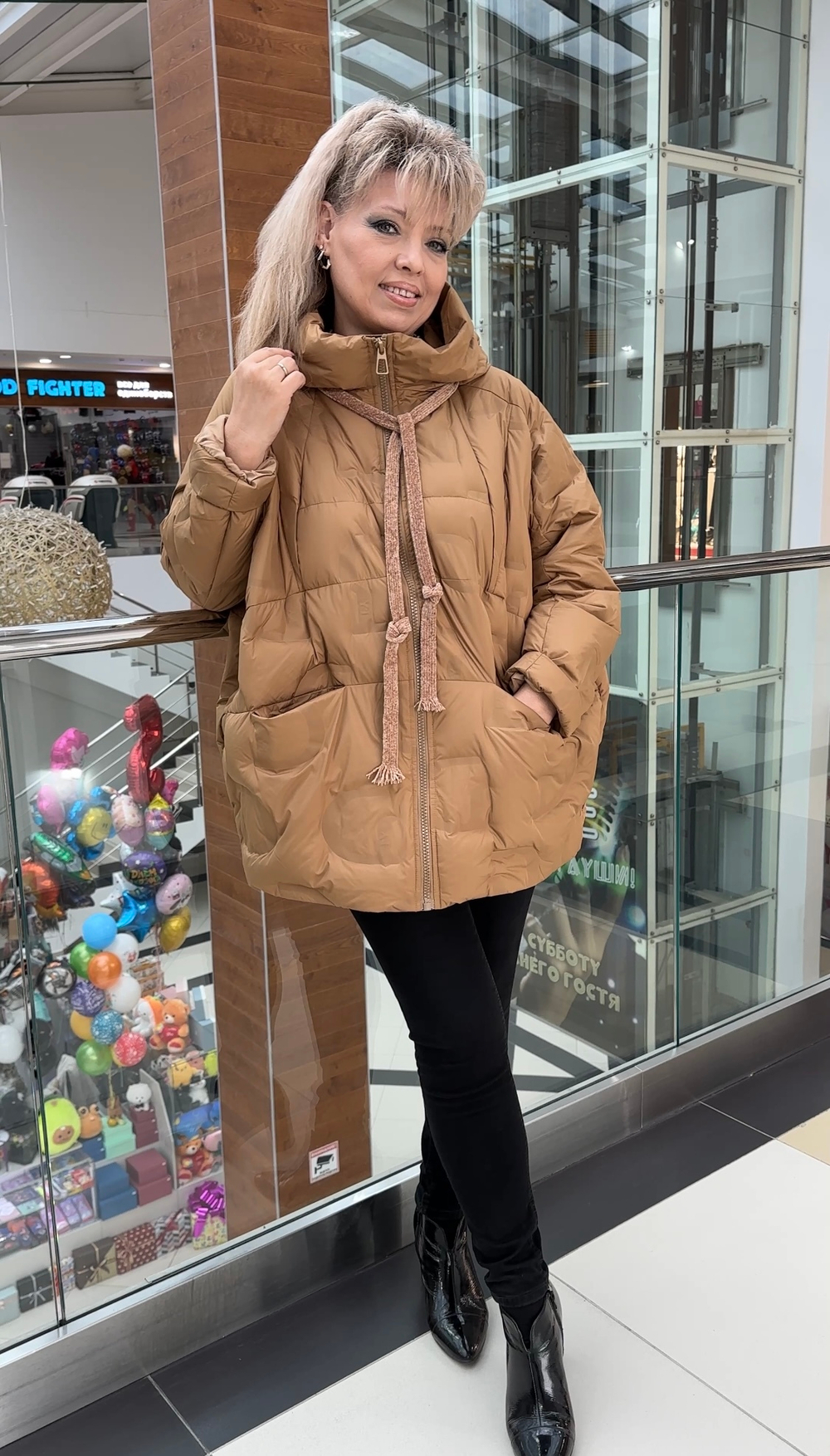 Красивый куртка-пуховик в цвете капучино