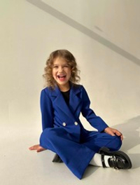 Яркий классический костюм для девочки