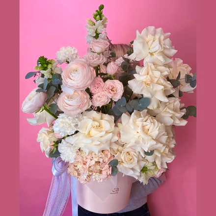 Нежная авторская композиция с ранункулюсами и французскими розами