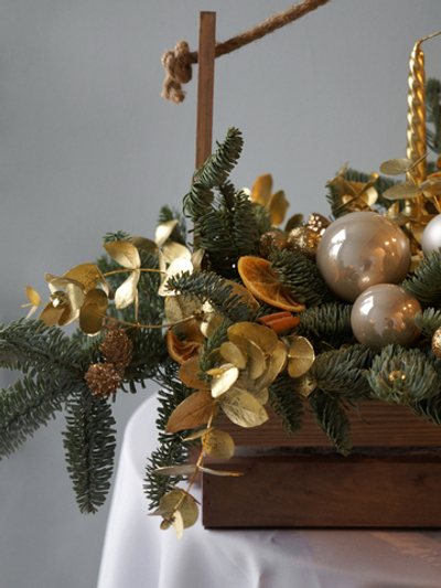 Композиция в деревянном ящике с золотыми свечами