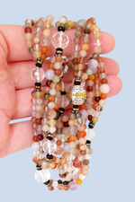 Бусы длинные из кварца на ладони