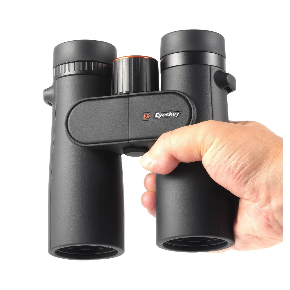 Бинокль Eyeskey Sport 10x42 в руке, сбоку, крупный план