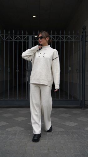 Бежевый трикотажный костюм