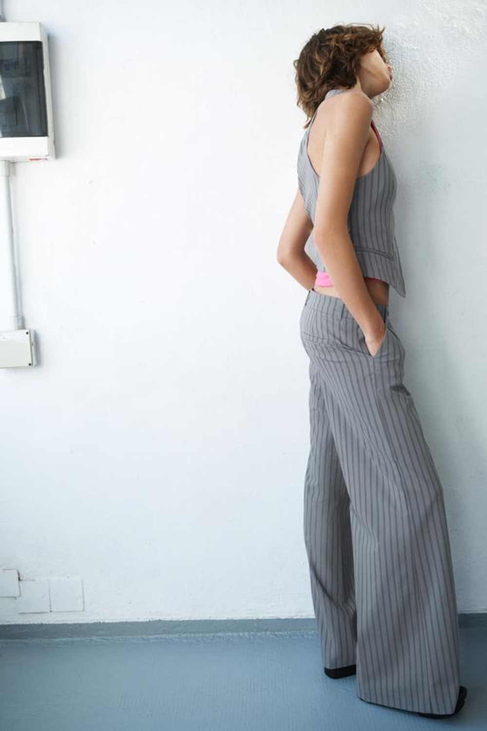 ZARA БРЮКИ КЛЕШ В ТОНКУЮ ПОЛОСКУ, СЕРО-СИНИЙ