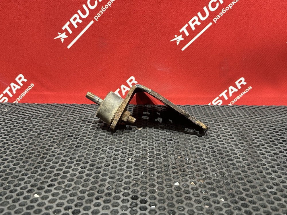 Кронштейн радиатора правый