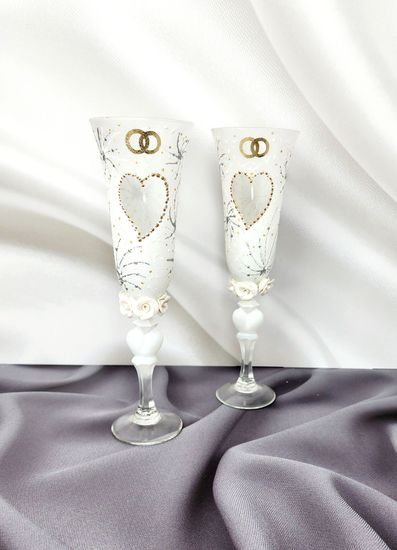 Свадебные бокалы , белые с сердцем и цветочками на ножке
