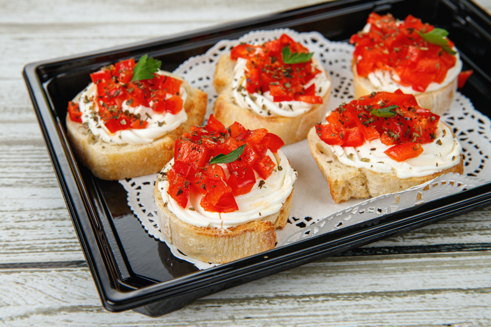 Брускетта болгарским перцем, сыром фета и базиликом