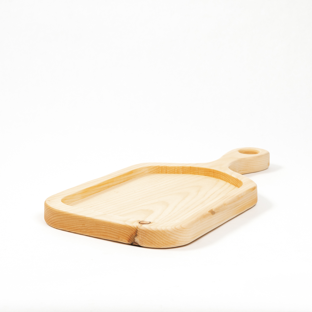 Деревянная доска из цельного куска древесины кедра с выборкой и ручкой. RD99