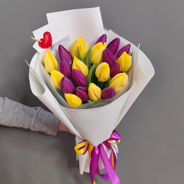 Букет из 21 желтых и фиолетовых тюльпанов