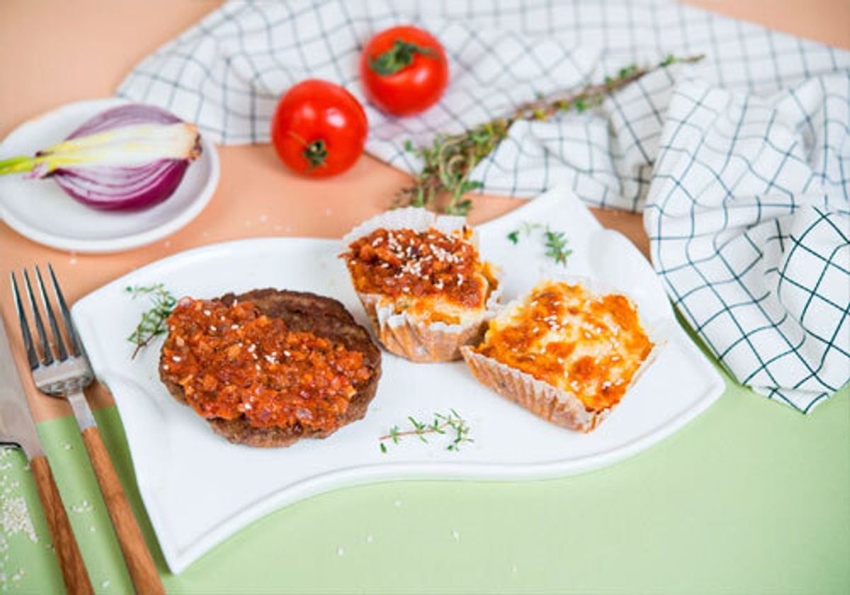 Овощные маффины с бифштексами, тимьяном и пикантным томатным соусом